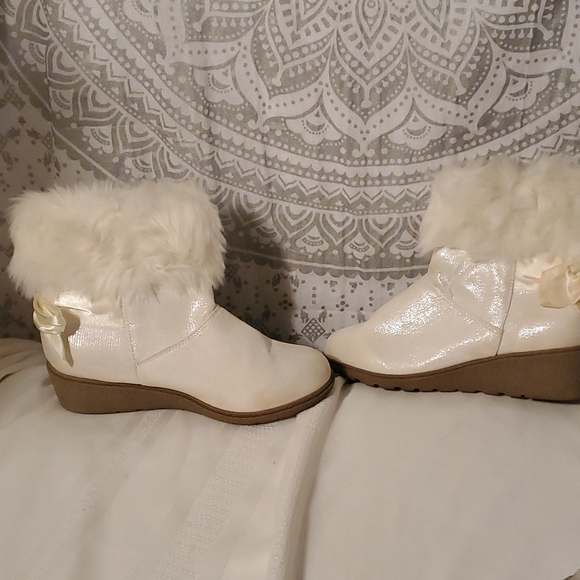 Size 4 Gymboree opal white boots - Picture 5 of 14